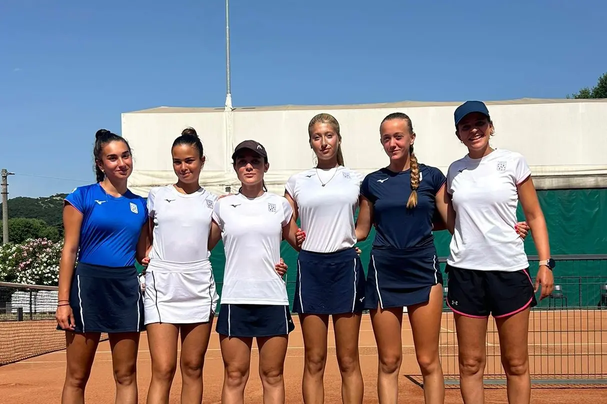 La squadra del Tc Cagliari femminile vincente nel match d'andata (Foto concessa)