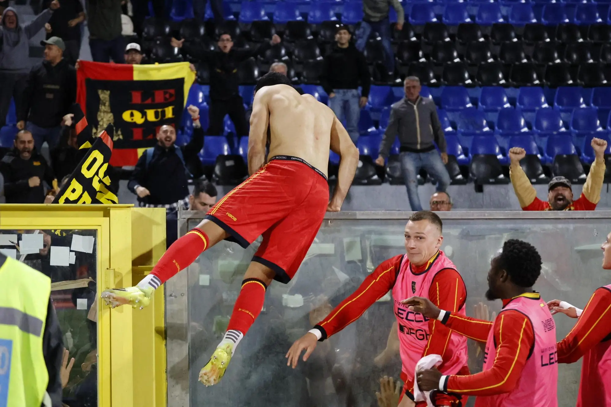 Feste Lecce dopo il gol del 2-1 (foto Ansa)