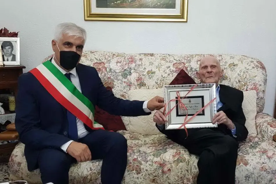 Il sindaco Francesco Dessì premia Raffaele Baire (foto Murgana)