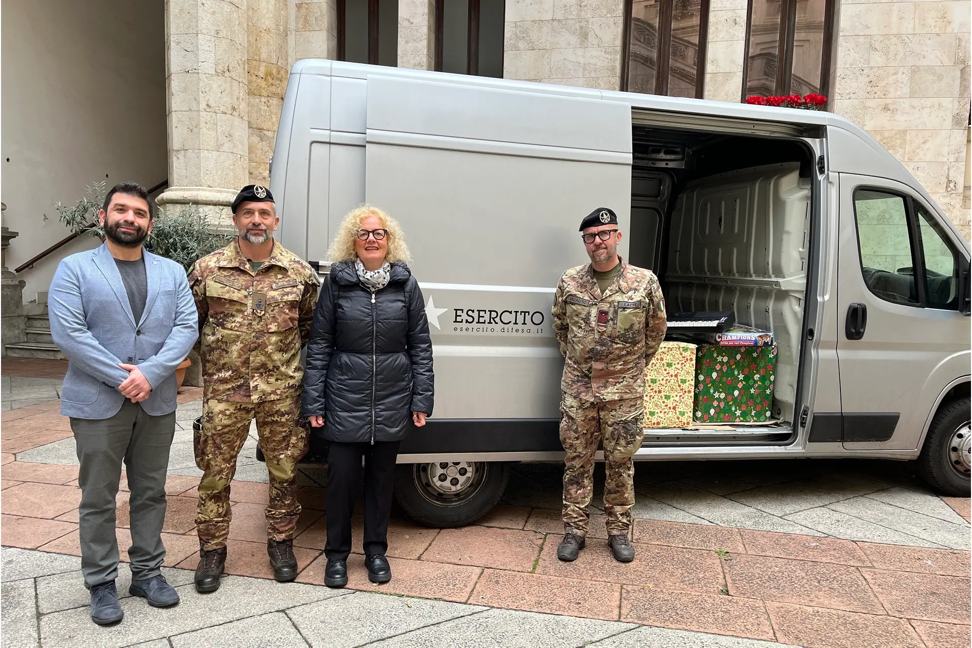 La consegna dei doni per i bambini del Libano (foto Comune di Cagliari)