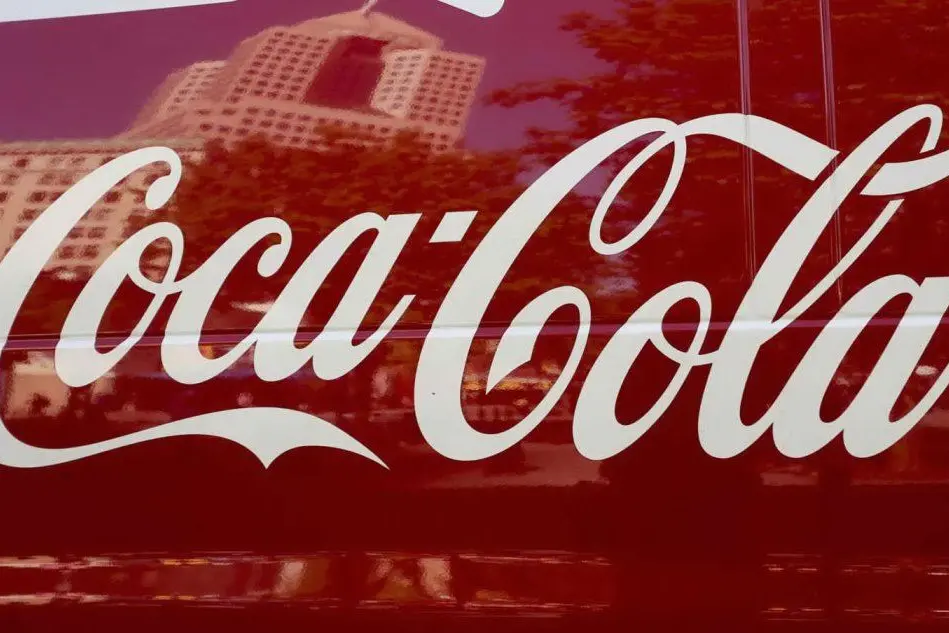 Lo storico logo della Coca Cola. (Foto Ansa)