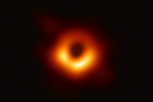 Lo scatto che ha immortalato, per la prima volta, un buco nero (foto via Ansa)