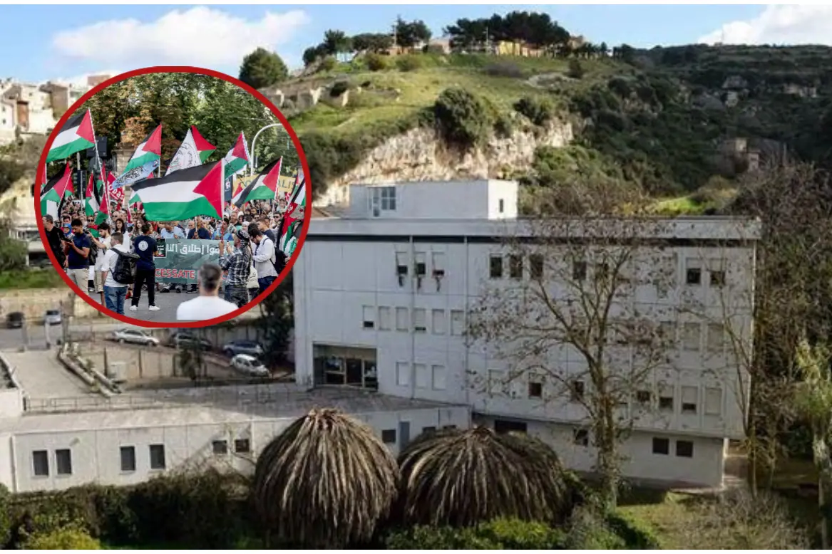 Il municipio di Sennori, nel dettaglio le bandiere della Palestina