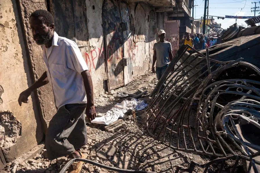 Un'immagine dopo la tragedia ad Haiti (foto Ansa/Epa)