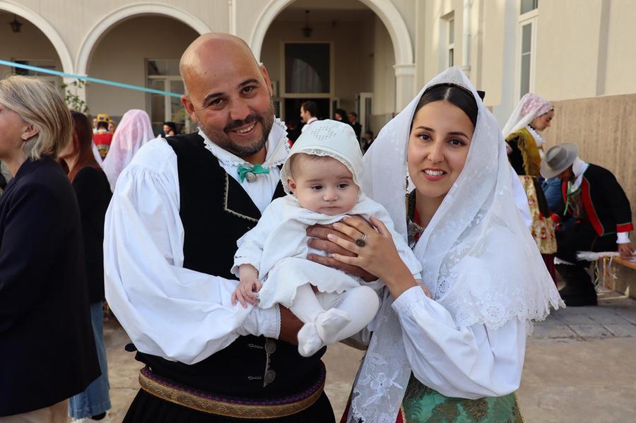 Sant’Efisio, il piccolo Marco di 5 mesi sfila con mamma e papà