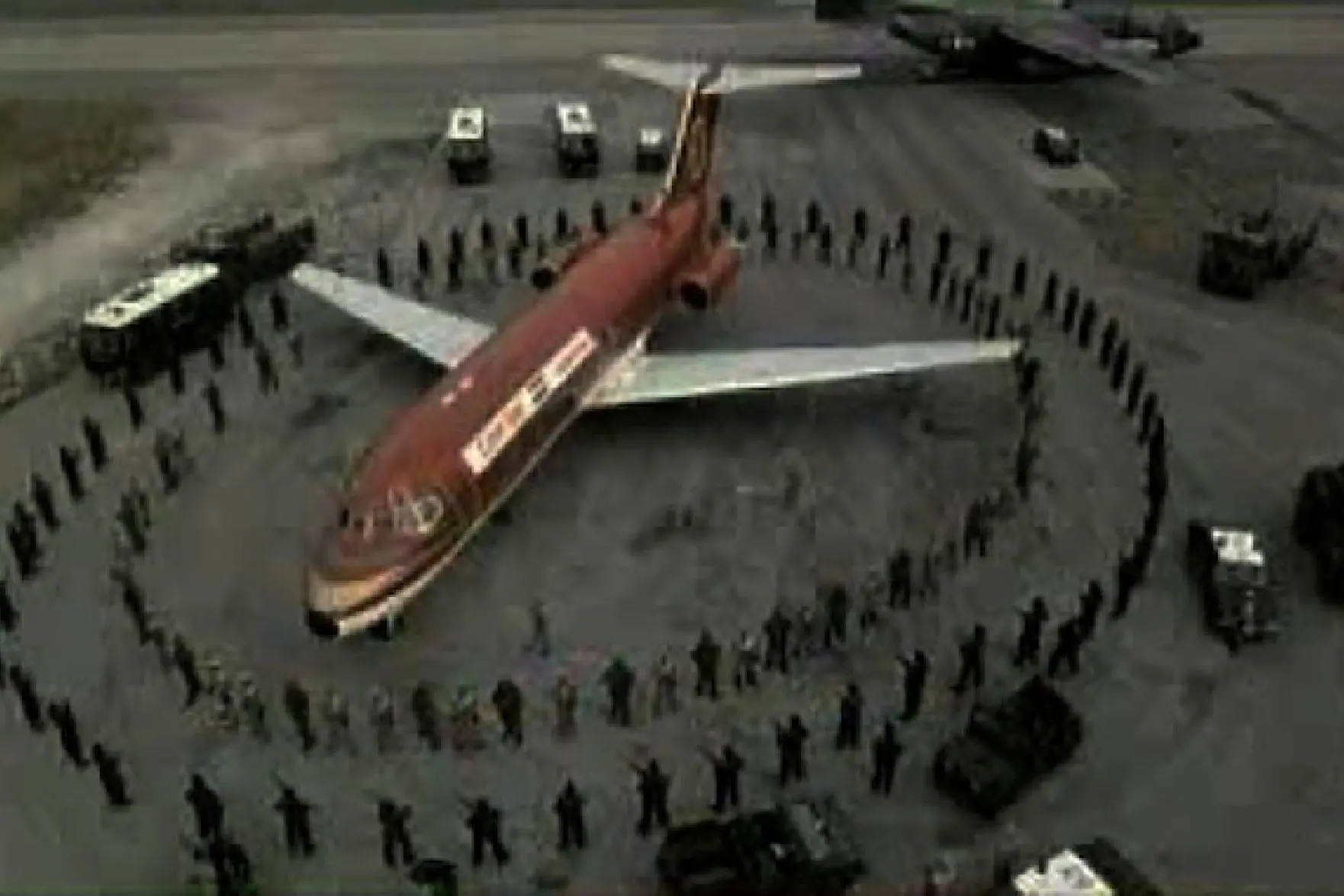 Il Boeing circondato dalle forze americane sulla pista, a loro volta circondate dalle forze speciali dei carabinieri (foto Ansa)