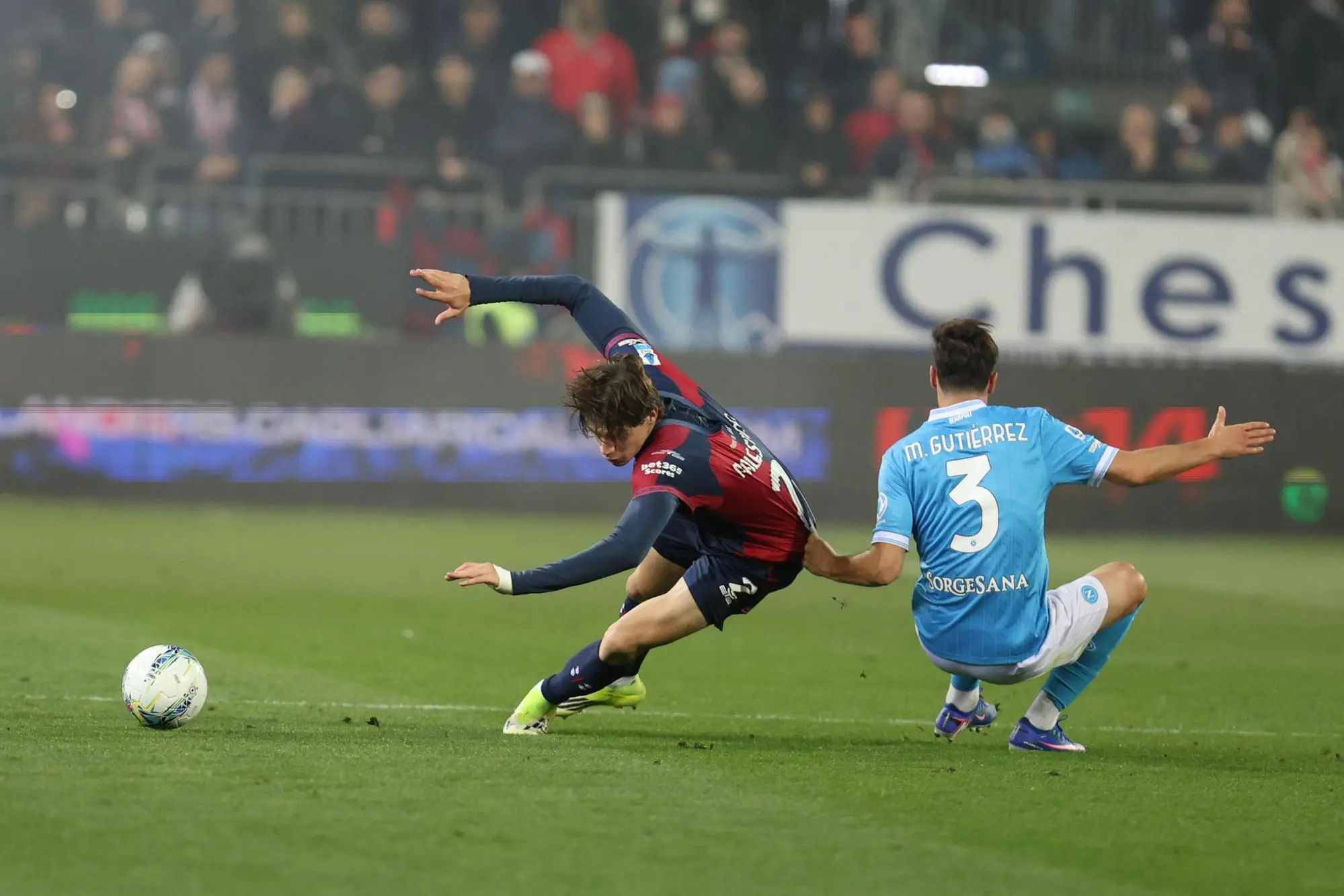 Marco Palestra prova a liberarsi di Miguel Gutiérrez nel corso di Cagliari-Napoli (foto Ansa)