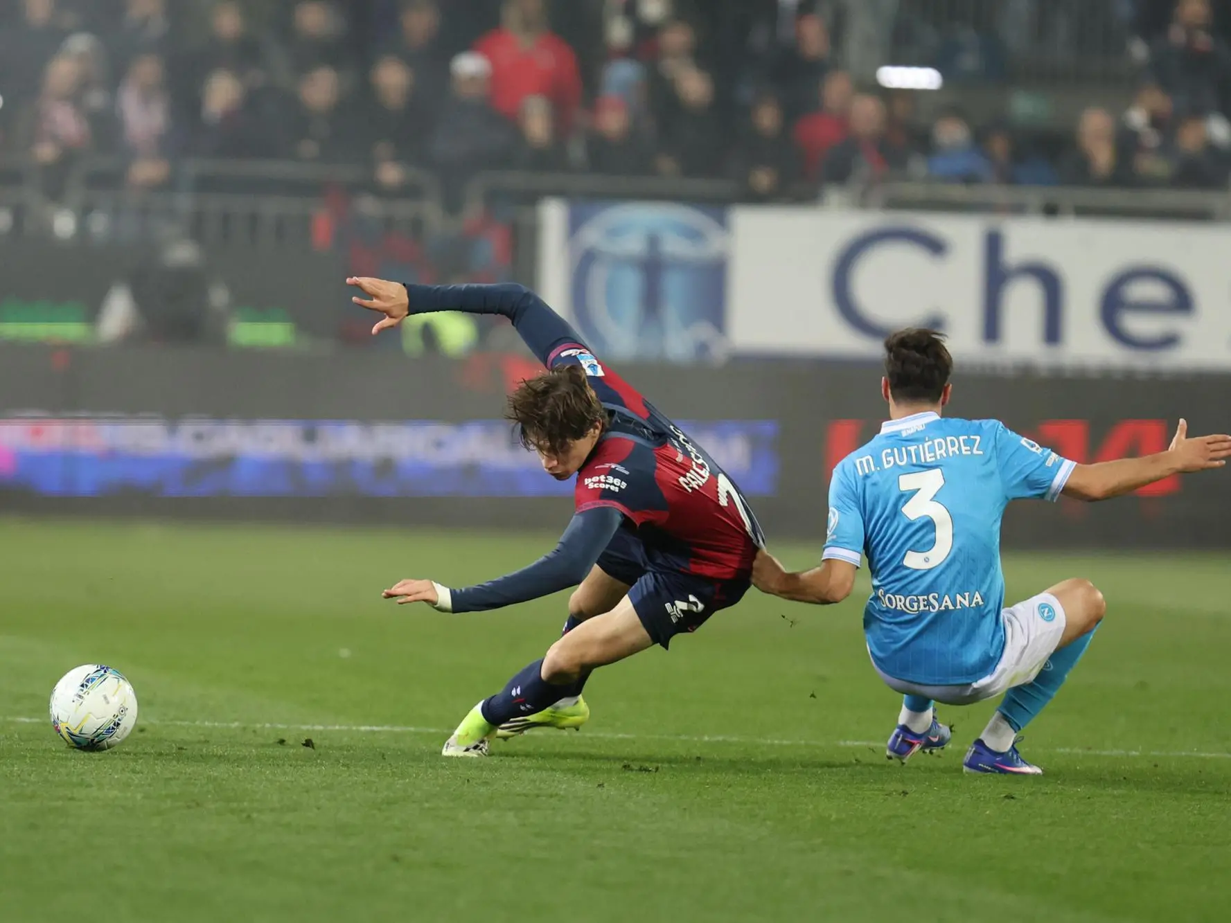 Marco Palestra prova a liberarsi di Miguel Gutiérrez nel corso di Cagliari-Napoli (foto Ansa)
