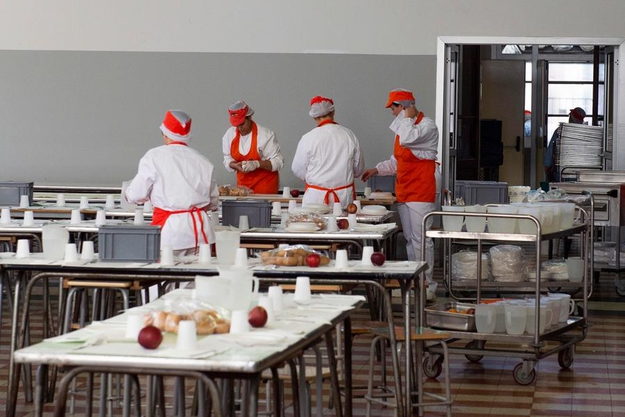 Sporcizia e blatte, i Nas chiudono un “catering” che prepara pasti per le scuole dell’Oristanese