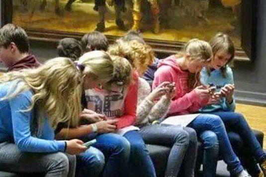 Studenti e smartphone (foto Satta)