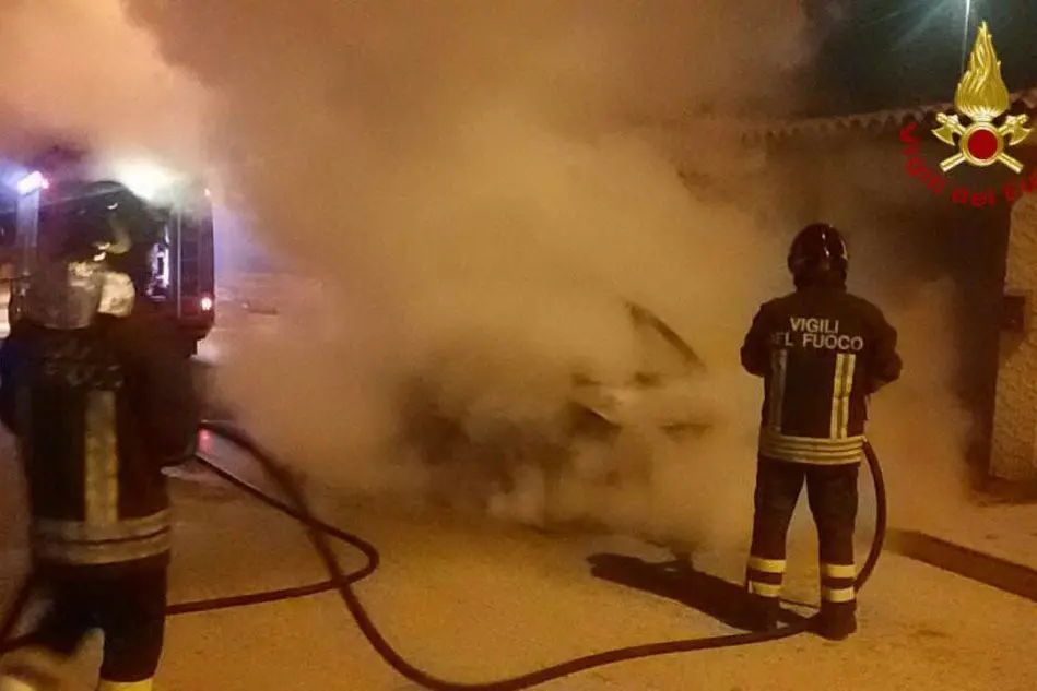 L'intervento dei pompieri (foto Vigili del fuoco)