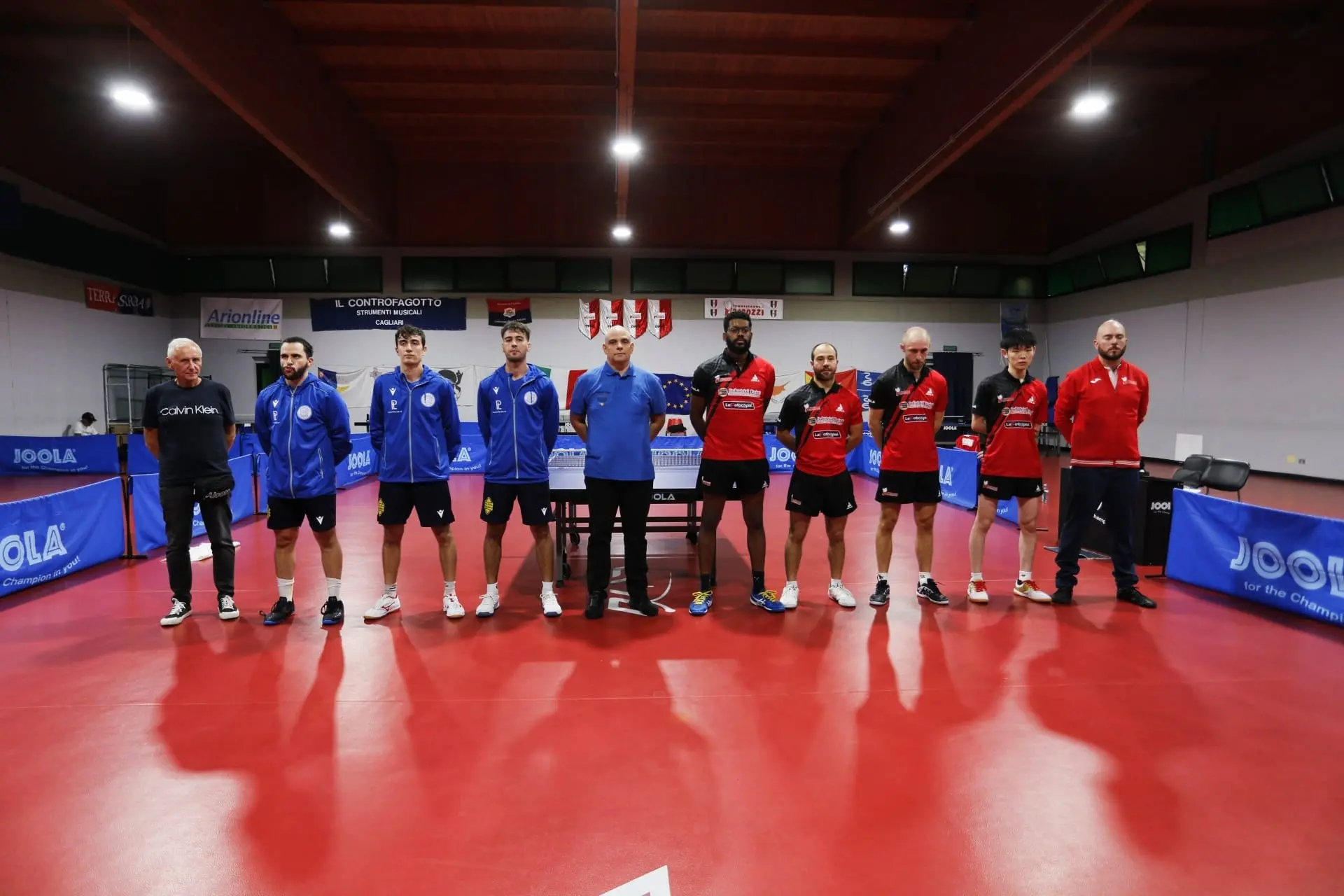 La Marcozzi, a destra in maglia rossa, durante la presentazione del match con la Bagnolese (Foto concessa da ASD Marcozzi)