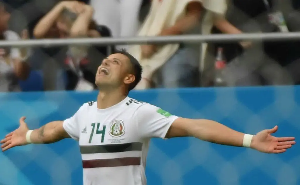 Javier Hernandez festeggia il gol