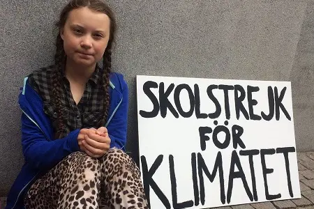 Il 20 agosto del 2018, per la prima volta, una ragazza di quindici anni, di nome Greta Thunberg, decide di saltare la scuola e inscena una protesta silenziosa in vista delle elezioni del 9 settembre. Si piazza davanti al Parlamento con un cartello con la scritta: "Sciopero della scuola per il clima" ("Skolstrejk för klimatet"). Il suo obiettivo è portare all'attenzione dei governanti il problema dell'inquinamento ambientale, chiedendo di ridurre le emissioni di anidride carbonica e rispettare gli accordi di Parigi sul clima e aprire una via concreta per lo sviluppo sostenibile. L'attivista - affetta da sindrome di Asperger - continua a manifestare ogni venerdì e dà vita a un movimento studentesco, che presto diventa internazionale, "Friday for future". Il 4 dicembre 2018 parlato alla Cop24, vertice delle Nazioni Unite sui cambiamenti climatici tenutosi a Katowice, in Polonia e il 25 gennaio successivo al Forum Economico di Davos. Il 15 marzo dello stesso anno si tiene lo sciopero mondiale per il futuro, al quale partecipano migliaia studenti in 1700 città in oltre 100 Paesi del mondo. Ha incontrato capi di Stato e di governo e, in occasione della sua visita in Italia, anche Papa Francesco. (Unioneonline/F)