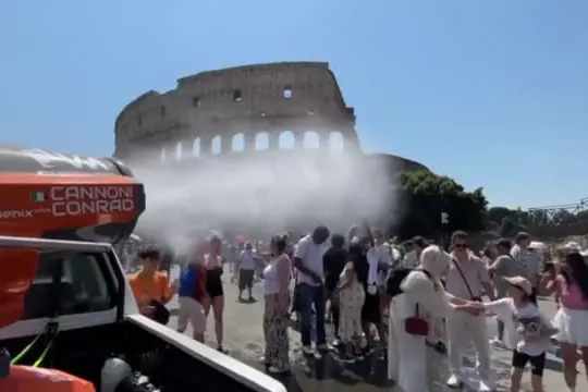 Caldo a Roma, al Colosseo cannoni nebulizzatori per turisti: "È dura"