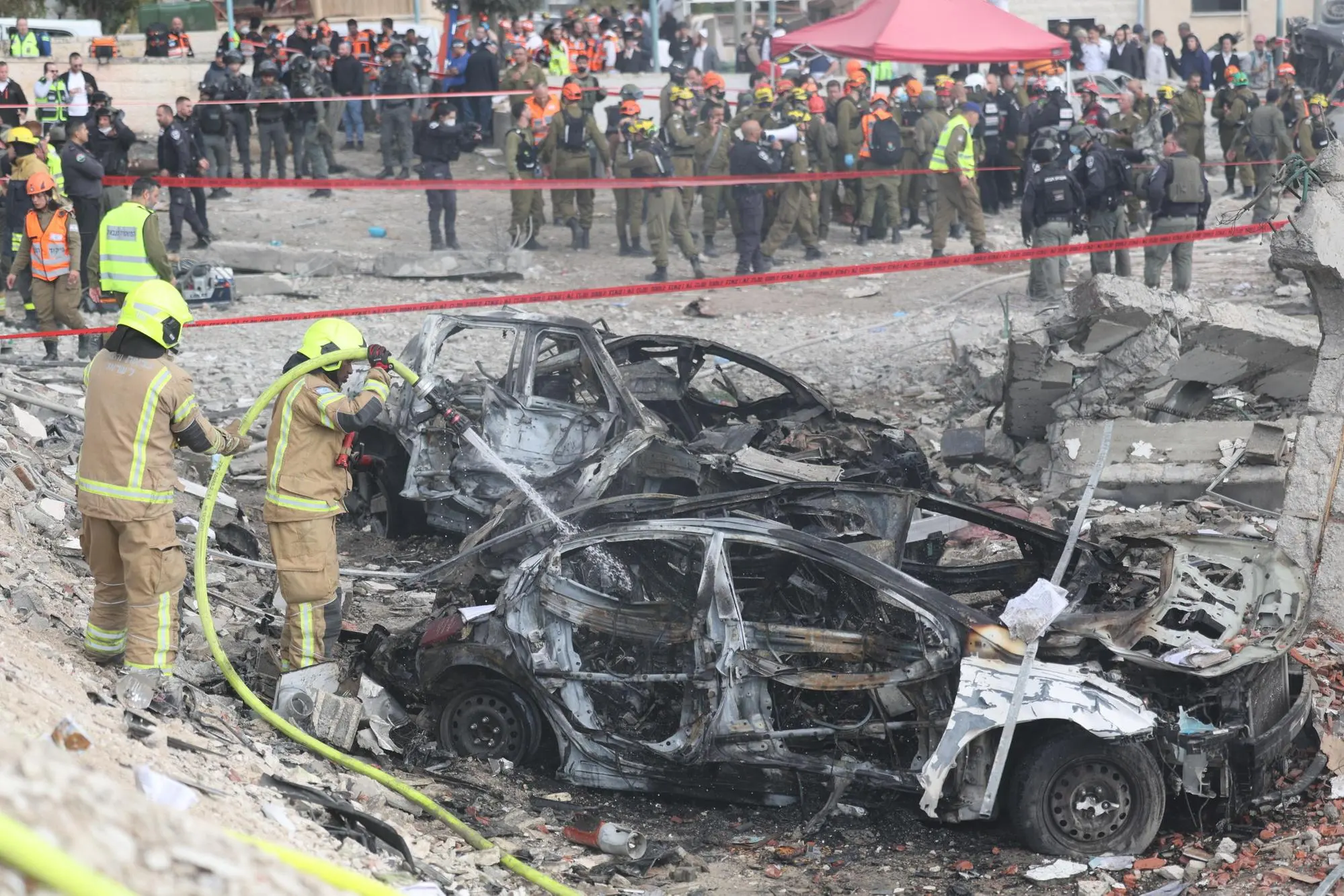 Vigili del fuoco in azione a Beit Shemesh dopo un raid iraniano (Ansa-Epa)