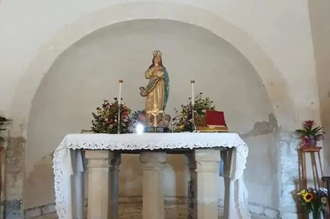 Mores, l'interno della Chiesa campestre (foto concessa)