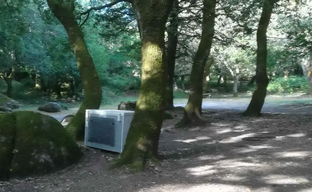 Il frigorifero tra gli alberi (Foto A.Tellini)