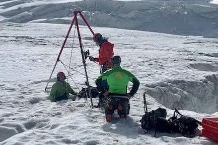 Sopravvive due giorni e due notti nel crepaccio di un ghiacciaio: turista russa in salvo