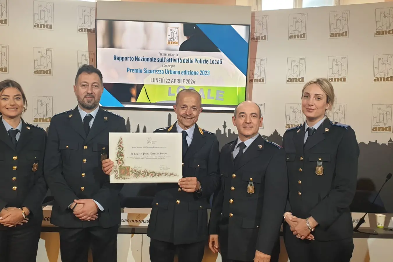La delegazione del Comando di Sassari riceve il premio Anci (foto concessa)