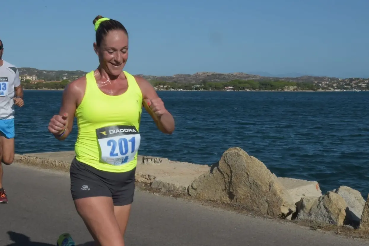 Un’atleta durante un'edizione della mezza maratona che si corre tra La Maddalena e Caprera (Foto simbolo)