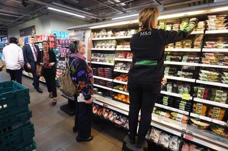 Covid, supermercati vuoti nel Regno Unito. L’esercito pronto a intervenire
