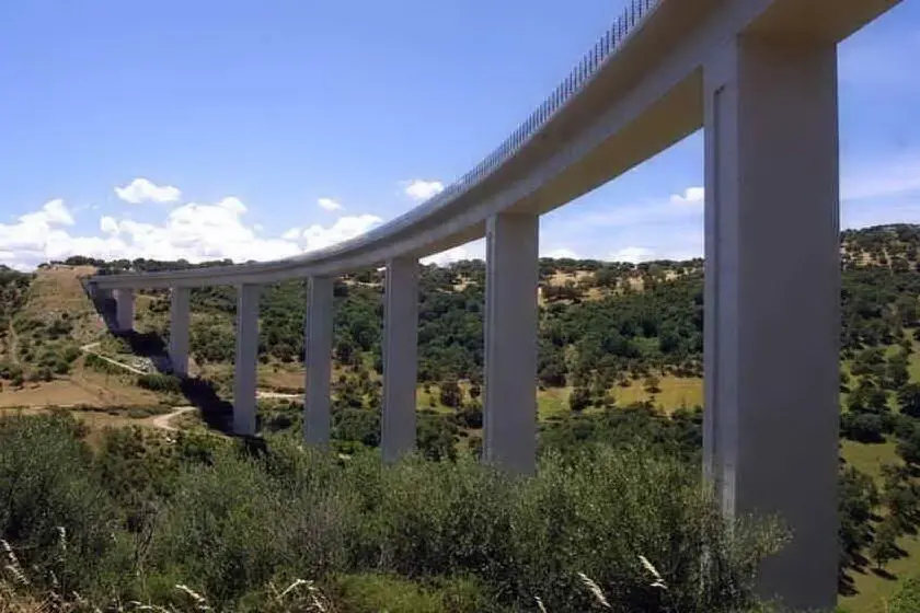 Un viadotto sulla Nuoro-Lanusei (archivio L'Unione Sarda)