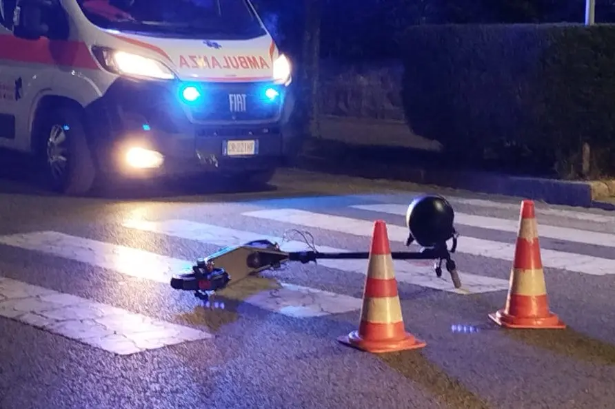 Milano, passeggero di un monopattino morto nello scontro con un’auto Soccorso dopo un incidente in monopattino