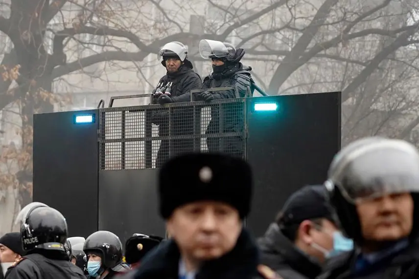 Forze di polizia schierate ad Almaty (Ansa-Epa)