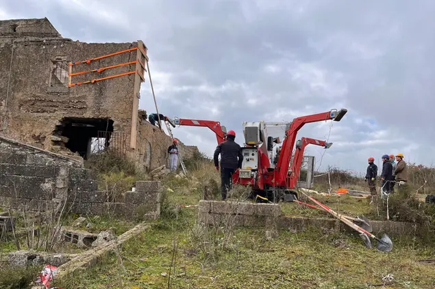 La messa in sicurezza nella casa della tragedia a Nuoro (foto Ledda)