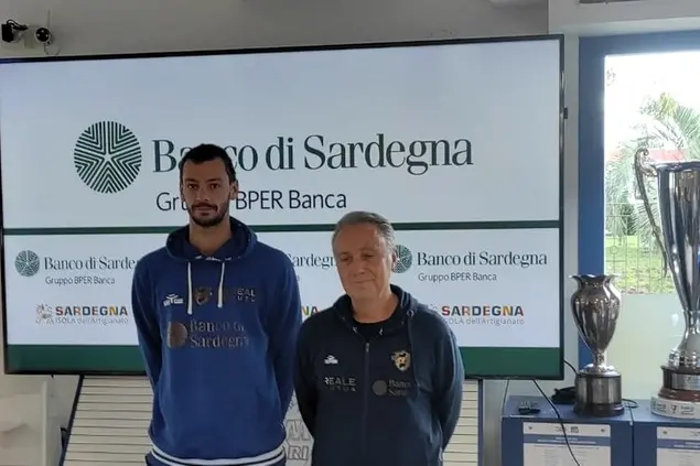 L'ala Raspino e il coach Bucchi (foto G. Marras)