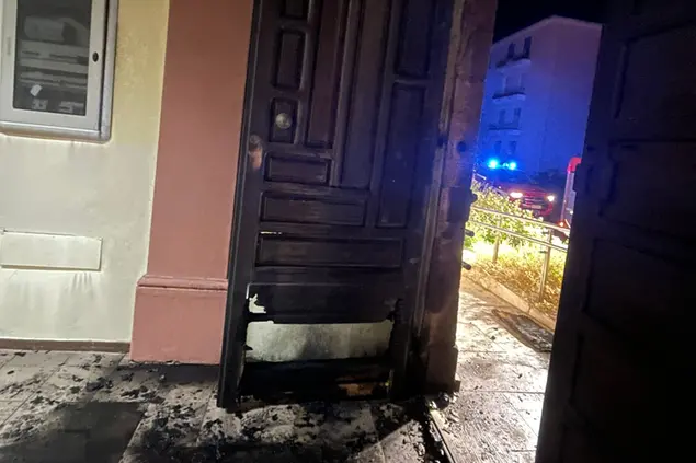 L'ingresso del Comune di Bosa dopo il raid (foto L'Unione Sarda)