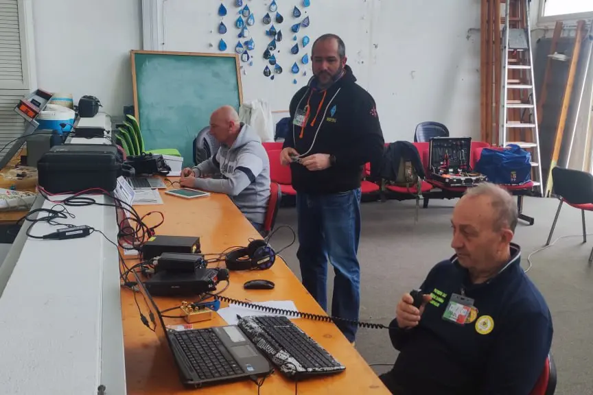 La Maddalena, operatori in azione (Foto Ronchi)