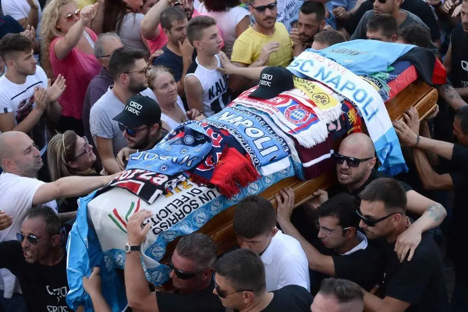 La bara di Ciro Esposito portata a spalla da amici e tifosi