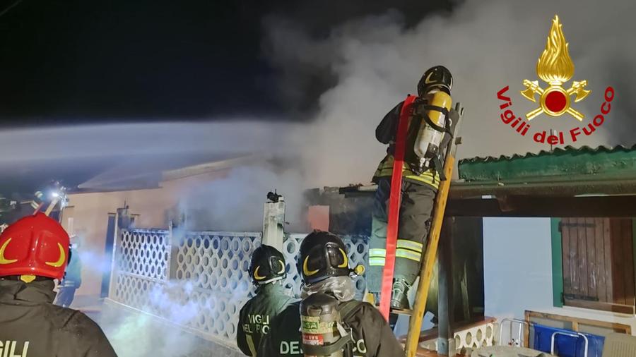 Platamona, abitazione in fiamme: dieci persone evacuate, intervengono i vigili del fuoco