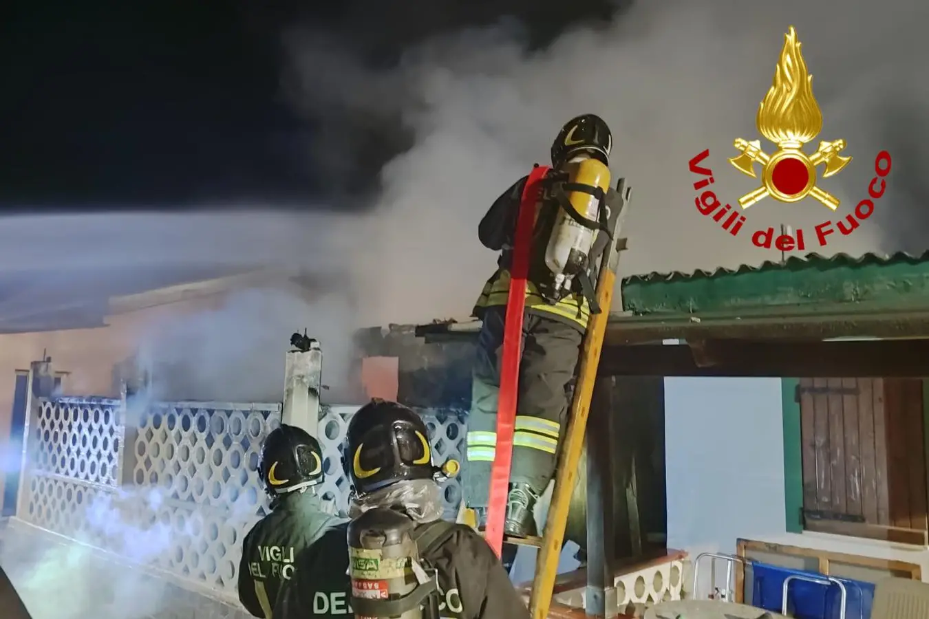 L'incendio a Platamona (foto vigili del fuoco)