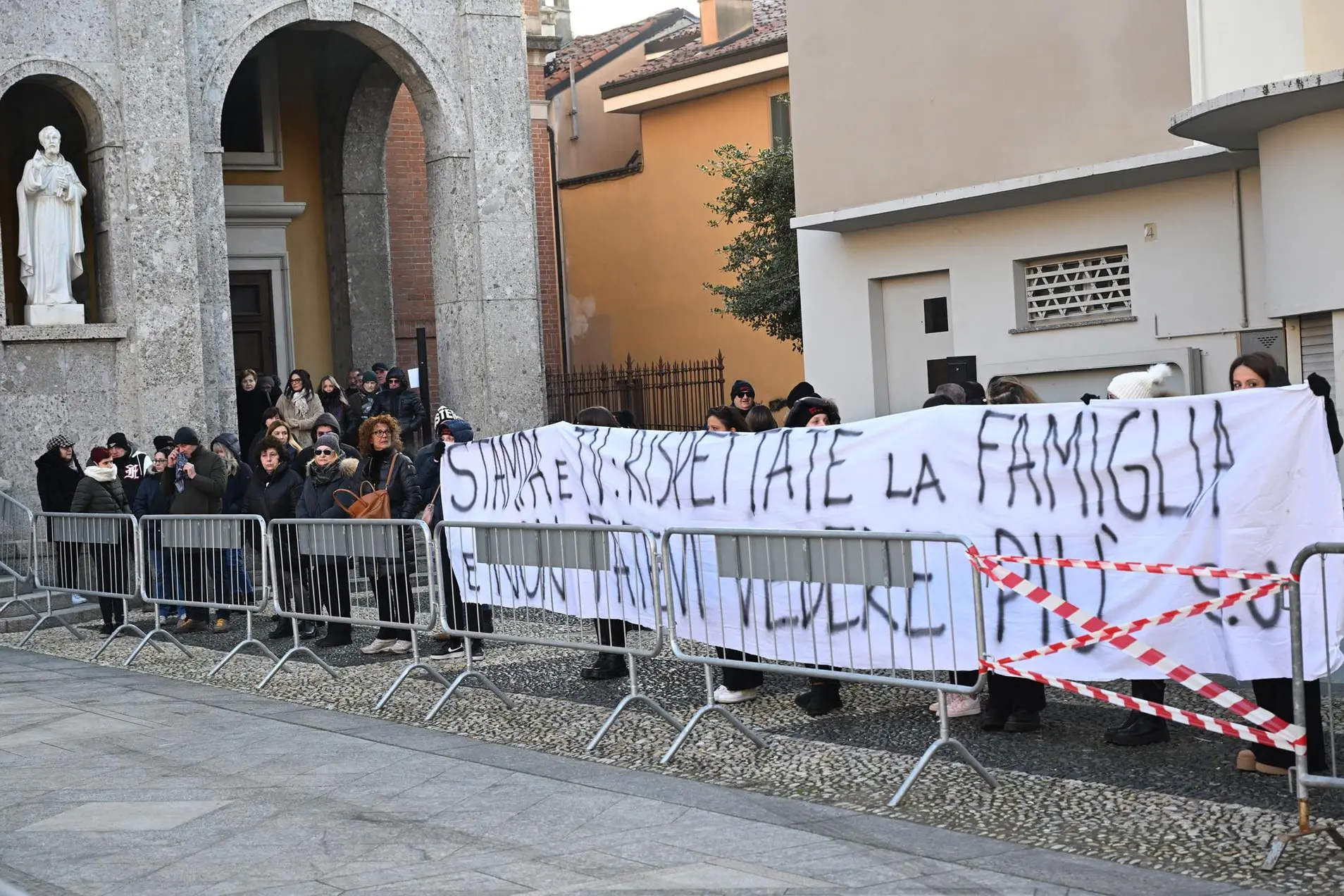 Lo striscione esposto all'entrata della basilica di Sant'Angelo Lodigiano per l'ultimo saluto a Giovanna Pedretti (Ansa)