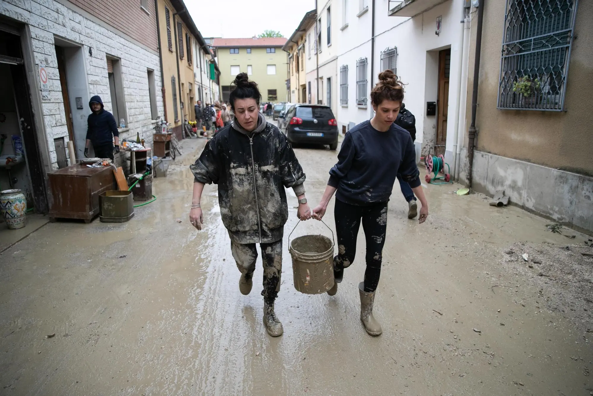 Al lavoro dopo il disastro  a Faenza (Ansa)