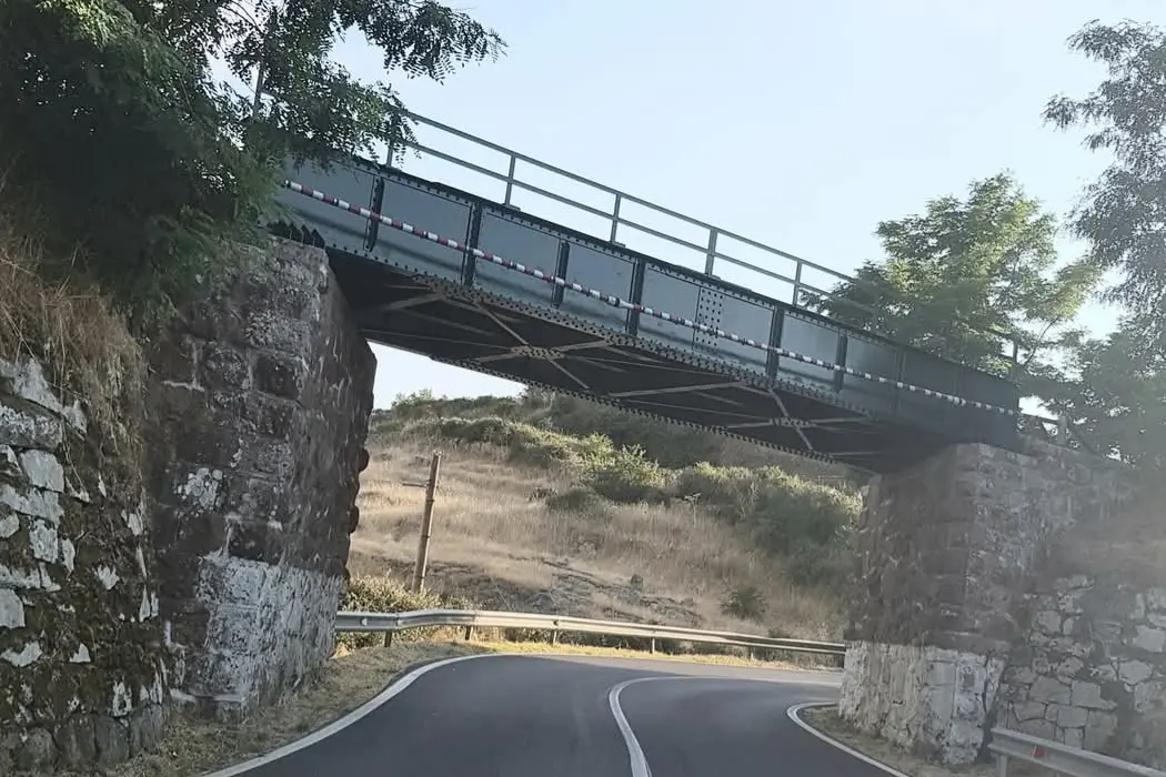 Il ponte ferroviario danneggiato a Macomer