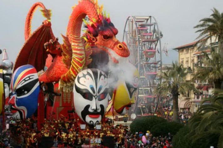 Viareggio, il dittatore Kim Jong-un protagonista nei carri del Carnevale 2018