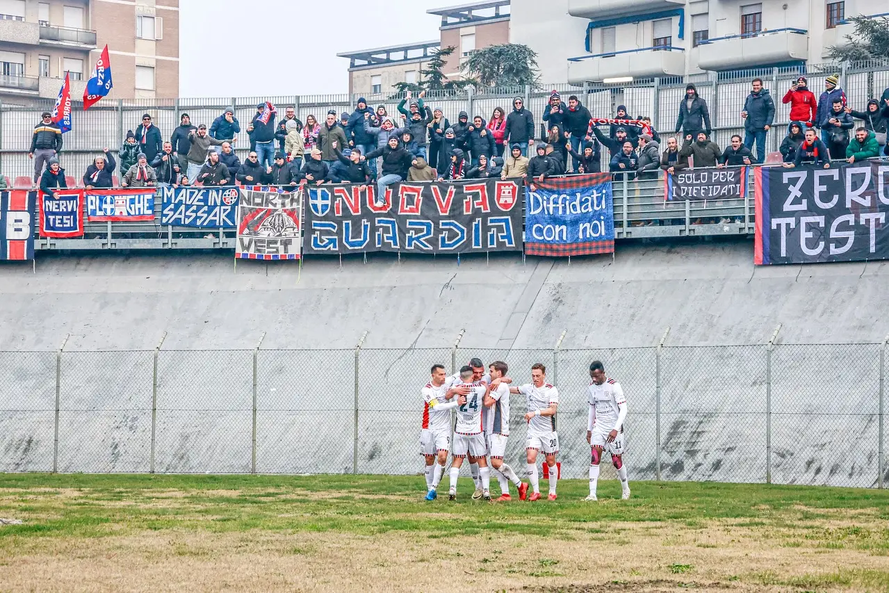 Hanno pochi eguali i tifosi rossoblù nel seguire la squadra anche in trasferta (foto Torres)