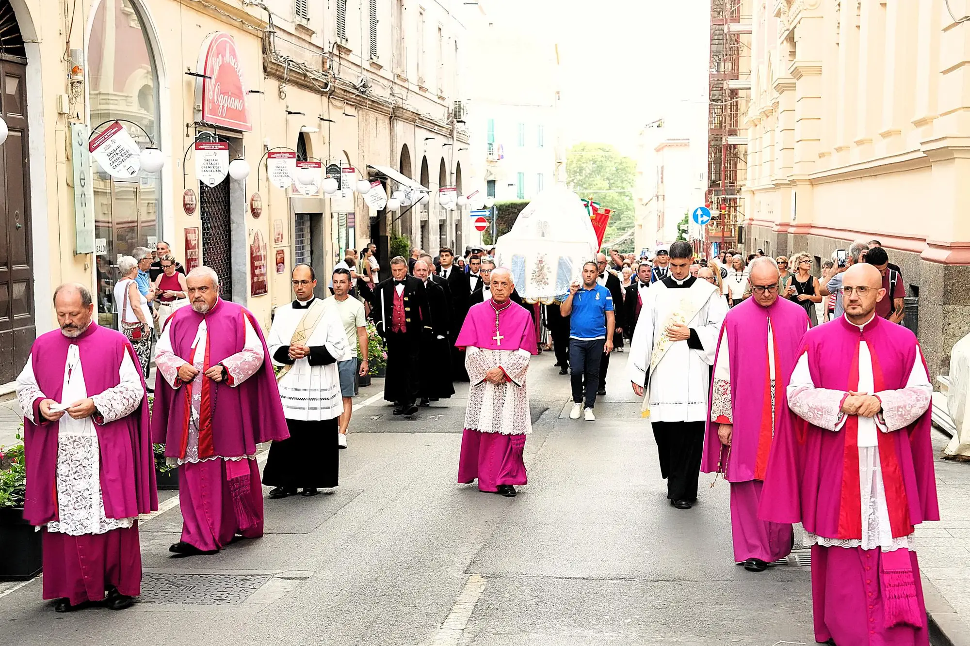 Processione della Beata Vergine Maria guidata dall'arcivescovo Francesco Antonio Soddu