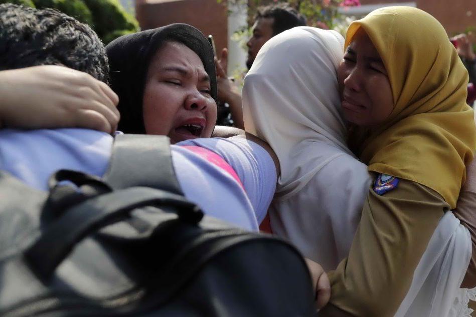 Tragedia aerea in Indonesia: un volo con a bordo 189 persone precipita in mare