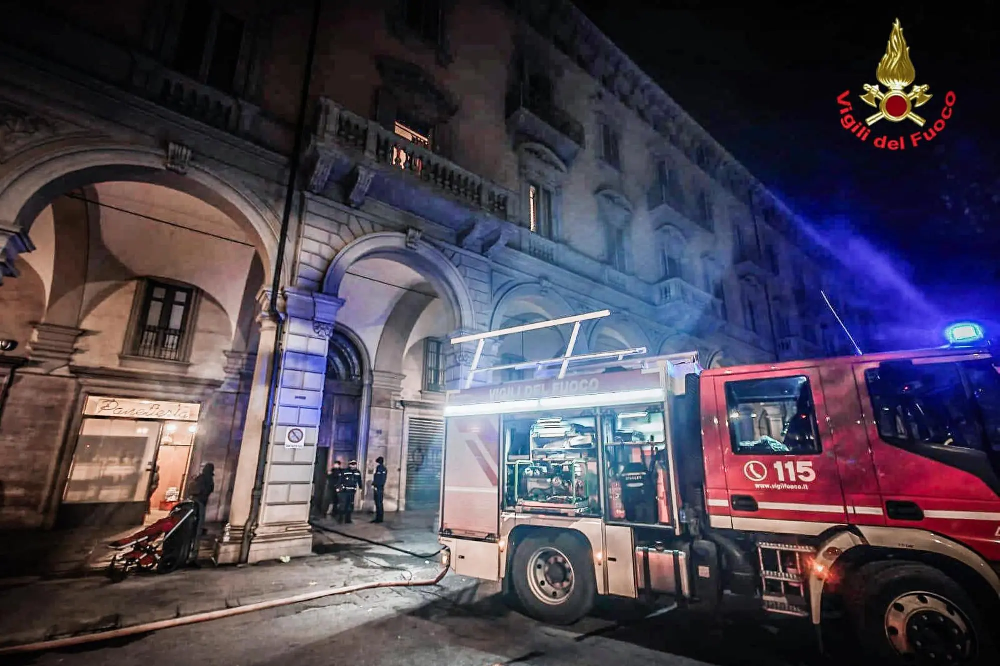 L'intervento dei vigili del fuoco nel palazzo incendiato a Torino (foto Ansa)