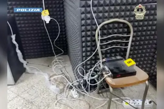 Scoperta a Napoli centrale delle truffe agli anziani