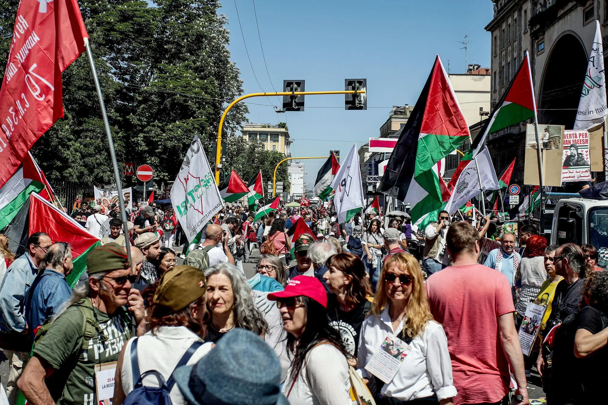Corteo per l'anniversario della Festa della Liberazione a Milano (Ansa)
