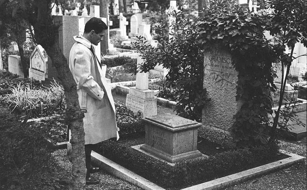 Pasolini rende omaggio alla tomba di Antonio Gramsci