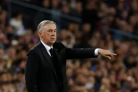 epa10532832 Real Madrid's head coach Carlo Ancelotti reacts during the Spanish LaLiga soccer match between FC Barcelona and Real Madrid, in Barcelona, Spain, 19 March 2023. EPA/Toni Albir
