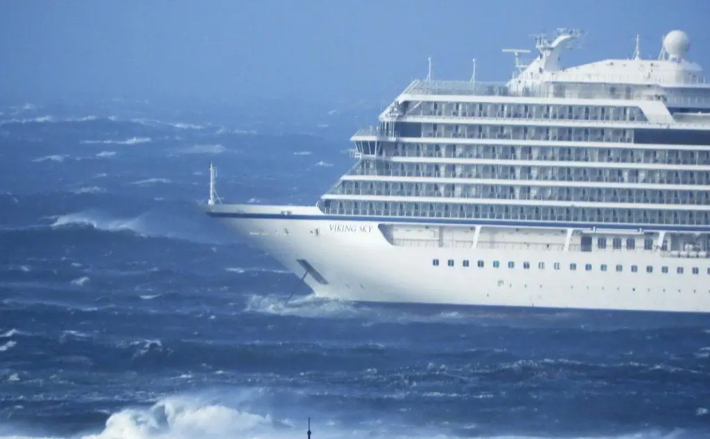 La nave, la Viking Sky, ha segnalato il guasto mentre si trovava in balia delle onde