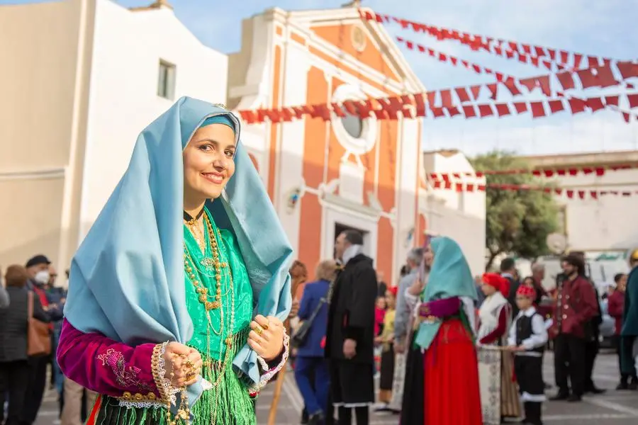Una ragazza in costume durante la Processione (foto L'Unione Sarda - Fabio Murru)